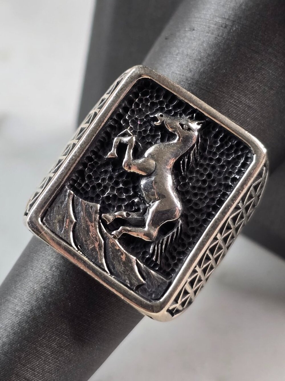 Mens Sterling Silver Mustang Horse Signet Ring 13.8g E3011
